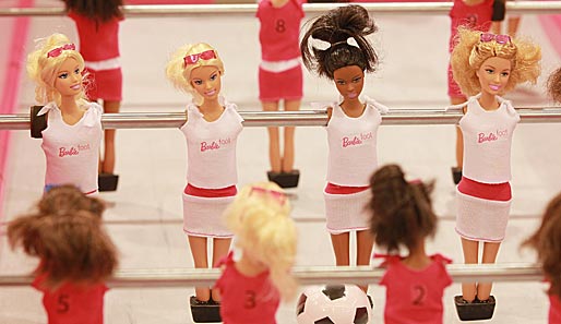 Spice Girls an der Stange! Pünktlich zur Frauen-WM kann im KaDeWe in Berlin ein Barbie-Kicker im Wert von 20.000 Euro besichtigt werden