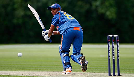 Wo ist die Kugel? Harmanpreet Kaur visiert beim Frauen-Kricket-Match zwischen Indien und Australien den Ball mit Zunge im Mund gekonnt an