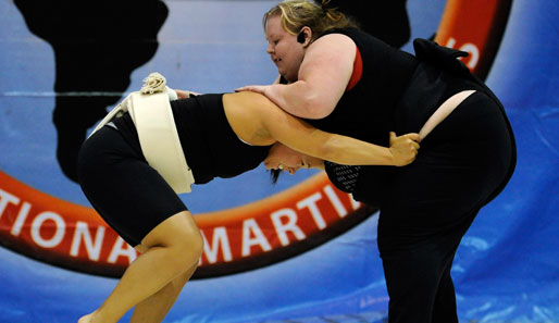 Bei den US National Championships im Sumo-Ringen spielt ein Ball keine Rolle. Erst recht nicht, wenn zwei Damen aufeinandertreffen