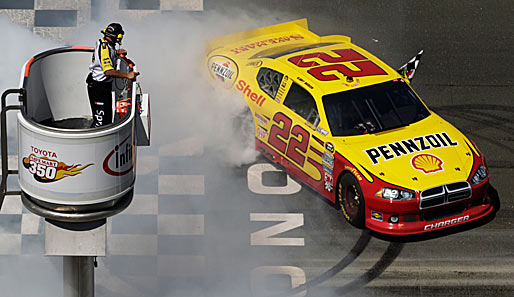 NASCAR-Pilot Kurt Busch weiß wie man einen Sieg feiert: Die Zielflagge hängt lässig ausm Fenster und die Start-Ziel-Linie wird mit ein paar Donuts verziehrt