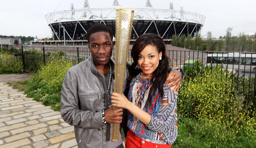 Präsentieren nicht nur die Fackel für die Olympischen Sommerspiele in London 2012, sondern auch den offiziellen Song: Tinchy Stryder und Dionne Bromfield