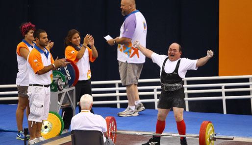 Kleiner Mann ganz groß: Der kanadische Gewichtheber Russell Gerber bei den Special Olympics in Athen für Menschen mit geistiger Behinderung und Mehrfachbehinderung