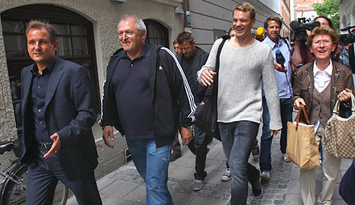 Großer Bahnhof in Münchens Innenstadt. Kamerateams und normale Shopper schauten sich Manuel Neuer, den neuen Keeper des FC Bayern, einmal aus der Nähe an