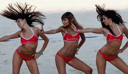 Herzlich Willkommen beim... Beach-Volleyball! Na klar, wo sonst?! Diese jungen Damen heizen den Fans bei der Swatch World Tour in Peking ein