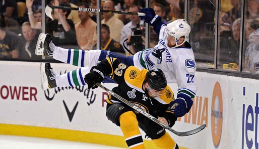Nur Fliegen ist schöner! Vancouvers Daniel Sedin wird in Spiel vier der NHL Finals von Bostons Brad Marchand sauber ausgehebelt