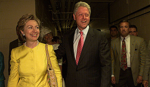 Auch große Prominenz darf bei den Belmont Stakes nicht fehlen: 2001 gaben sich Hillary und Bill Clinton die Ehre