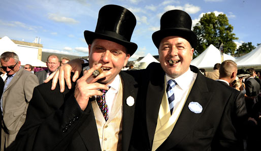 Auch die Herren der Zunft tragen passenden Kopfschmuck und genießen das Royal Ascot Meeting stilgerecht mit einer Zigarre