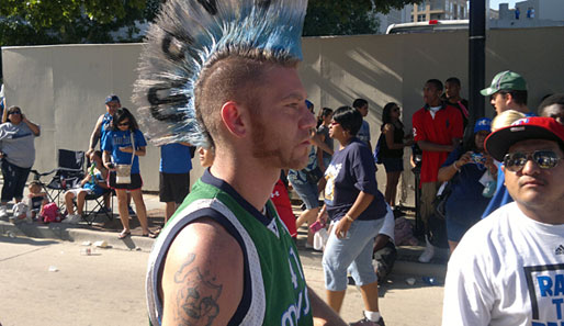 Yeah, ein Mavs-Iro! Er gehörte zu den verrücktesten Dallas-Fans bei der Parade