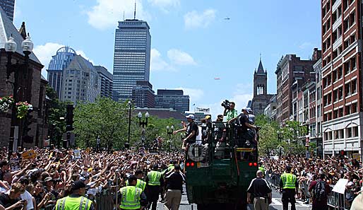 Tausende von Fans säumten die Straßen bei der Victory Parade der Boston Bruins