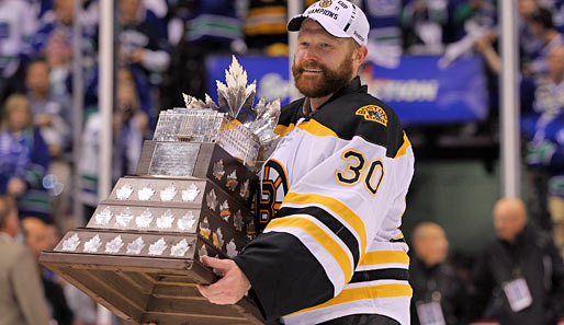 Den zweiten riesenhaften Pokal des Abends erhielt Bruins-Goalie Tim Thomas. Er bekam als MVP der Playoffs die Conn-Smythe-Trophy
