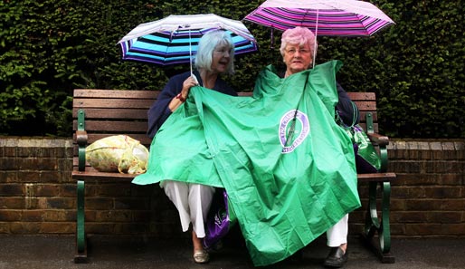 Tag 3: Das bestimmende Thema in Wimbledon - Regen! Doch wie es sich für echte britische Fans gehört, lassen sich diese Damen davon nicht beeindrucken