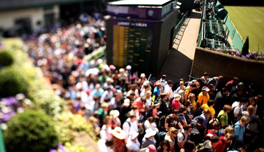 Tag 5: Großer Andrang in Wimbledon. Kein Wunder, schließlich regnet es heute nicht. Ganz im Gegenteil: Bestes Tennis-Wetter in England