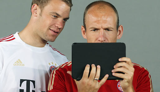 Die Technik von heute macht's möglich: Die Bayern-Spieler konnten ihre Porträtfotos gleich vor Ort bewundern...