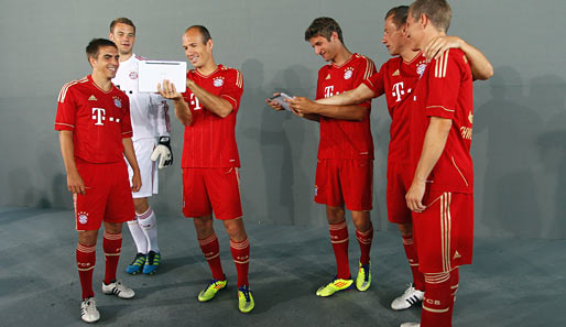Auch Kapitän Philipp Lahm (l.) warf einen Blick auf das Mini-Laptop. Neuzugang Manuel Neuer (2.v.l.) schaute aufmerksam zu