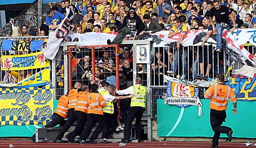 Druck machten auch die Fans. Schon vor dem Spiel mussten die Ordner einen Platzsturm der Braunschweig-Anhänger verhindern