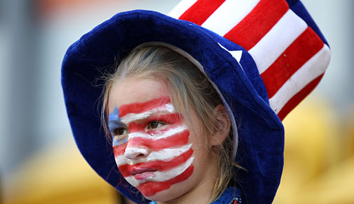 BRASILIEN-USA: Ihr steht der Patriotismus quasi ins Gesicht geschrieben. Die junge Dame darf sich jedenfalls über den Halbfinaleinzug der USA freuen