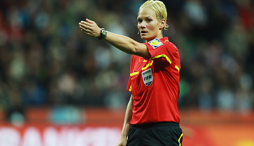 Die einzige Deutsche auf dem Feld machte eine gute Partie. Bibiana Steinhaus rechtfertigte ihre Nominierung für das Endspiel auf ganzer Linie
