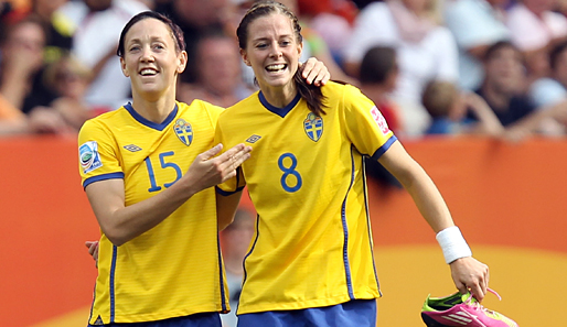 Schweden - Frankreich 2:1: Lotta Schelin (r.) brachte die Schwedinnen in Führung. Therese Sjögran (l.) kommt zum Jubeln