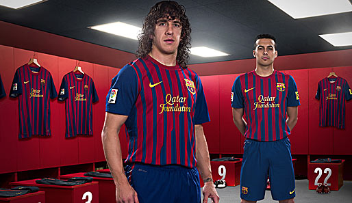 Auch beim Heimtrikot des FC Barcelona gibt es eine leichte Abwandlung. Die Längsstreifen sind unterschiedlich breit und wechseln unten die Farbe