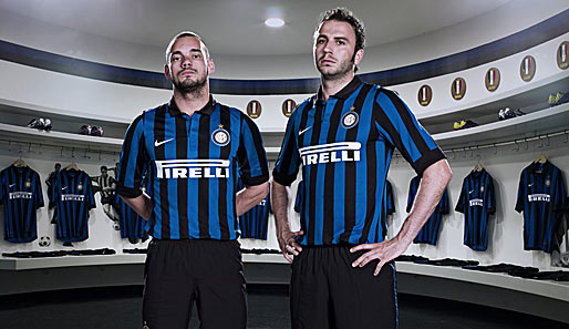Wesley Sneijder und Giampaolo Pazzini präsentieren die neue Kluft von Inter. Neu ist der schwarze Kragen