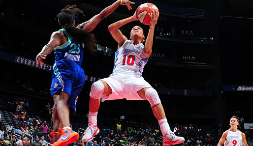 Up in the air! Lindsey Harding von Atlanta Dream (r.) vernascht beim WNBA-Spiel artistisch ihre Gegnerin von New York Liberty. Dennoch verlor ihr Team 88:94
