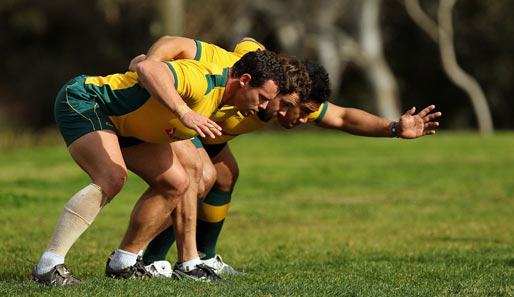 Rugby ist eine verdammt harte Sportart, da muss selbst der gemeinsame böse Blick auf den Boden geübt werden. Das Gras scheint unbeeindruckt. Weiter trainieren, Jungs!