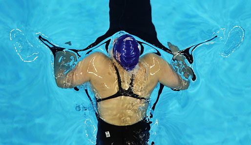Physik, Grundkurs. Thema: Verdrängung. Brustschwimmerin Stacey Tadd dient bei der WM in Schanghai als Anschauungsobjekt