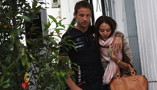 "Komm Schatz, wir gehen!" F-1-Pilot Jenson Button mit Freundin Jessica Michibata auf dem Weg zur Arbeit beim Großen Preis von Ungarn