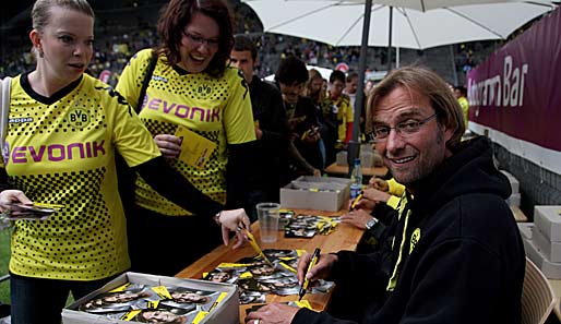 Jürgen Klopp zeigte sich Fan-nah und schrieb Autogramme bis ihm die Finger rauchten