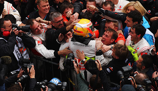 Der Sieger genießt das Bad in der Menge! Lewis Hamilton feierte am Nürburgring seinen zweiten Triumph in der laufenden Saison