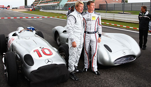 Legenden aus Fleisch, Blut und Metall: Mika Häkkinen (l.) und David Coulthard drehten vor dem Grand Prix ein paar Runden in historischen Mercedes-Boliden