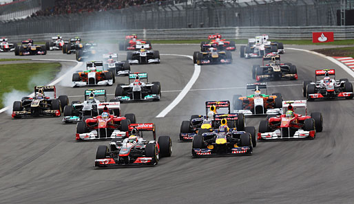 Rennen wurde auch noch gefahren: Am Start ging Lewis Hamilton direkt an Webber vorbei und übernahm die Führung. Sebastian Vettel fiel hinter Fernando Alonso zurück