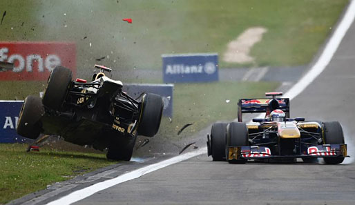 Nick Heidfeld hat keine Chance mehr und fliegt mit seinem Lotus-Renault quer durch die Luft. Buemi holt sich hinten rechts einen Plattfuß
