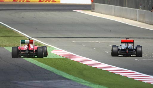 Lewis Hamilton (r.) und Felipe Massa lieferten sich auf den letzten Metern ein heißes Duell um Platz vier - mit dem besseren Ende für den Lokalmatador