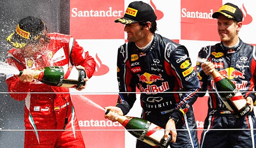 Auf dem Podium durfte Fernando Alonso dann die verdiente Champagnerdusche genießen. Sebastian Vettel macht einen etwas unglücklichen Eindruck