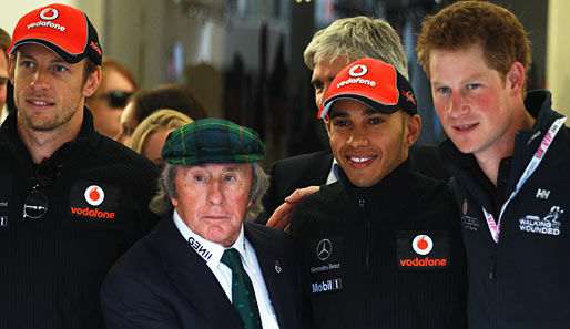Die britische Prominenz beim Großen Preis von Großbritannien auf einen Blick: Jenson Button, Sir Jackie Stewart, Lewis Hamilton und Prinz Harry in der McLaren-Box