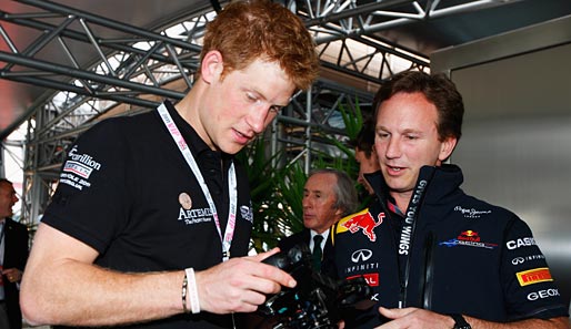 Bei Red Bull war Prinz Harry vor dem Rennen ein gern gesehener Gast: Teamchef Christian Horner erklärte dem Prinzen bereitwillig das F-1-Lenkrad