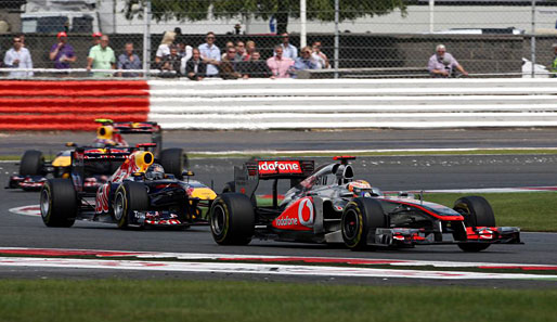 Nach einer schwachen Leistung der eigenen Boxencrew lagen beide Red Bulls bei Halbzeit des Rennens plötzlich hinter Alonso und Hamilton zurück