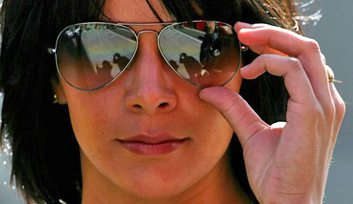 Wer versteckt sich denn hinter dieser Sonnenbrille? Richtig, es ist Raquel Rosario, die langjährige Partnerin von Fernando Alonso