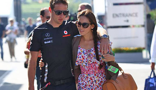 Jenson Button hatte wie Alonso seine bessere Hälfte dabei. Jessica Michibata drückte ihrem Freund an dessen 200. GP-Wochenende die Daumen