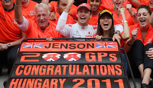 Ein Sieg zum Jubiläum: Jenson Button feierte seinen Triumph im 200. Grand Prix mit Freundin Jessica, Vater John und Bruder Nicholas