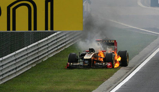...ging Heidfelds Renault in Flammen auf. Der Deutsche konnte sich zum Glück rechtzeitig retten und blieb unverletzt