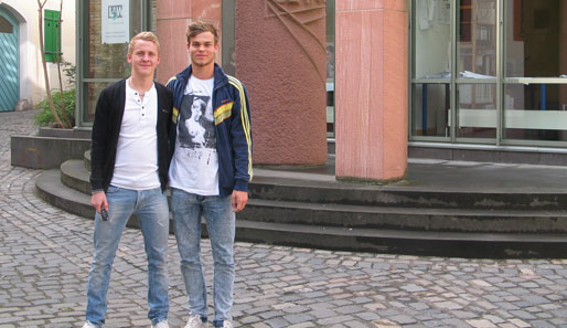 Wer Freizeit hat, geht einfach in die Stadt oder spazieren. Hier zu sehen: Carsten Lutz (l.) und U-19-Nationalspieler Benedikt Saller