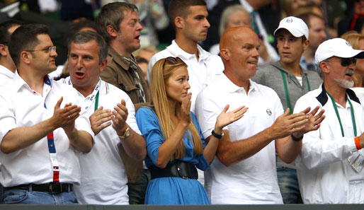 Die schöne Jelena im Kreise des Djokovic-Clans. Freude bei allen Beteiligten, nur bei Ristic nicht