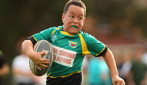 Wie die Großen - mit viel Biss kämpft dieser U-10 Rugby-Junge der Eastgardens Stingrays im Halbfinale der Junior Rugby Union