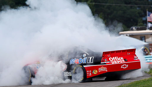Viel Rauch um nichts! NASCAR-Fahrer Tony Stewart hat seinen Chevrolet nicht ganz unter Kontrolle und dreht sich im Training der Sprint Cup Series
