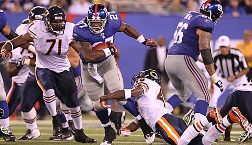 Den Touchdown vor Augen: Giants-Spieler Brandon Jacobs durchbricht das Tackle von Chris Harris und punktet gegen Chicago im Vorbereitungsspiel auf die neue NFL-Saison