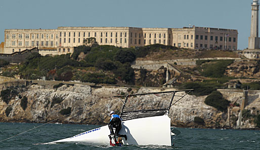 Gut, dass das die Gefängnisinsel Alcatraz nicht mehr belegt ist. Die Crew des Panasonic-Segelboots wäre aber sicher dennoch gerne vom Kentern verschont geblieben