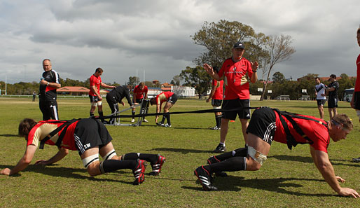 Leinenpflicht bei den Spielern der New Zealand All Blacks: Sam Whitelock (l.) und Brad Thorn dürfen im Rugby-Training nicht frei herumlaufen