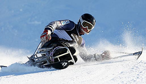 Hart am Limit! Stephen Lawler aus den USA bezwingt in Schräglage die Slalom-Piste bei den neuseeländischen Winterspielen